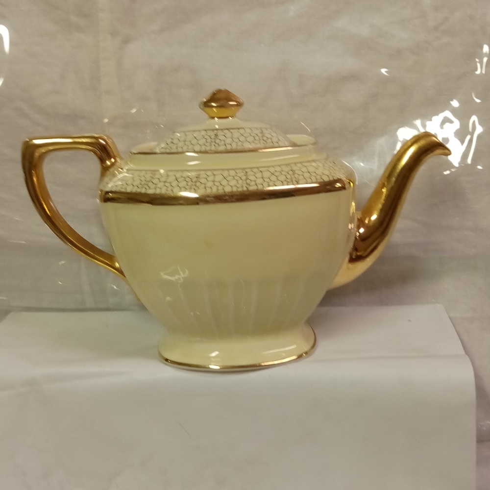 Vintage HALL Teapot Ivory W/Gold Trimming